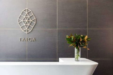 Luxury 1 Bedroom 1 Study With 1 Parking - Tourism Caloundra 7