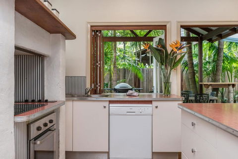 A SWEET ESCAPE Byron Surf Cottage Walk To Byron - Tourism Caloundra 1