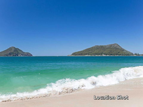 8 The Helm 22 Voyager Close Hear The Waves From Shoal Bay Beach - Tourism Caloundra 6