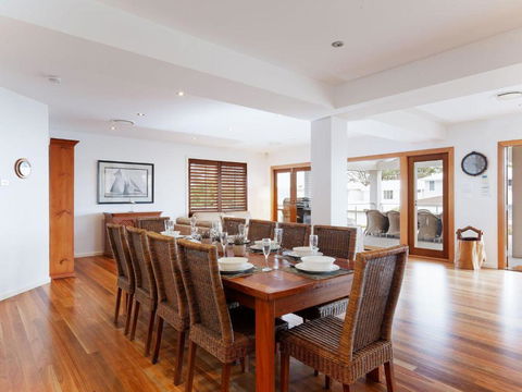 Beauty & The Beach 88 Foreshore Drive Large Home With WIFI & Water Views - Tourism Caloundra 4