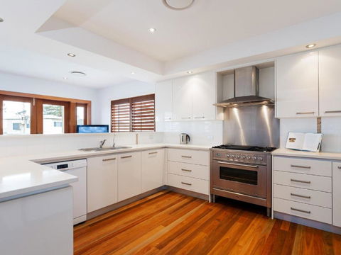 Beauty & The Beach 88 Foreshore Drive Large Home With WIFI & Water Views - Tourism Caloundra 6
