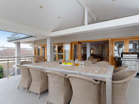 Beauty & The Beach 88 Foreshore Drive Large Home With WIFI & Water Views - Tourism Caloundra 3