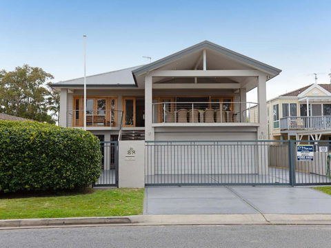 Beauty & The Beach 88 Foreshore Drive Large Home With WIFI & Water Views - Tourism Caloundra 1