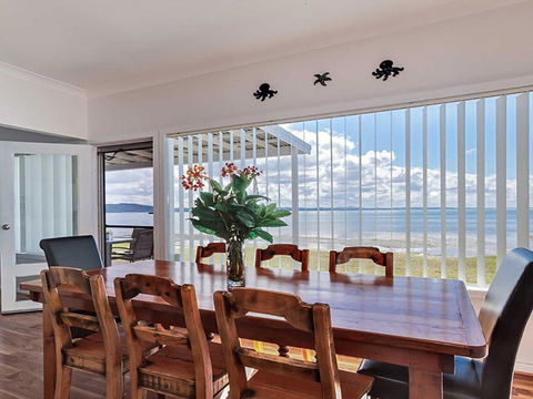 Beached Inn 93 Foreshore Drive Spacious Beach Front House - Tourism Caloundra 4