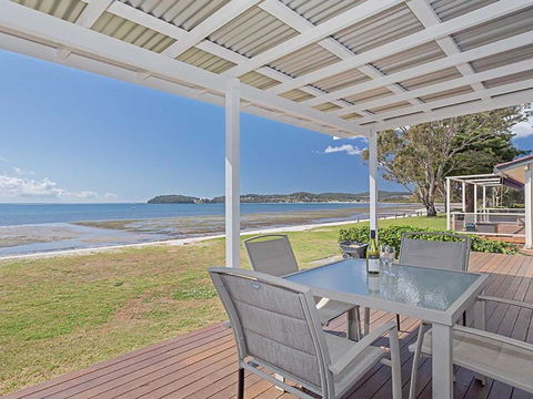 Beached Inn 93 Foreshore Drive Spacious Beach Front House - Tourism Caloundra 5