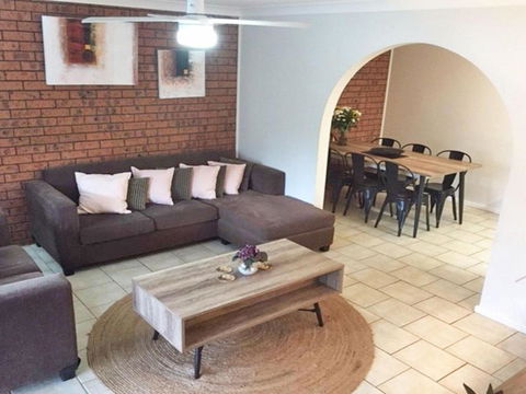 2 / 10 Catalina Close Walk To Shoal Bay Beach - Tourism Caloundra 1