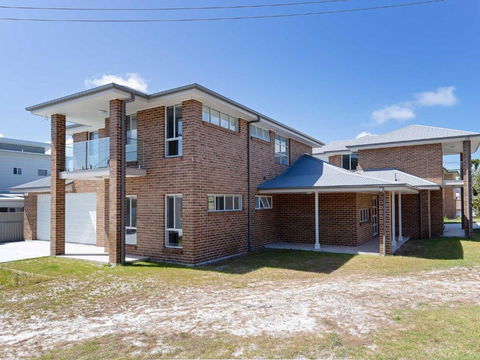 5 Bent Street Huge House With Foxtel & Aircon - Tourism Caloundra 1