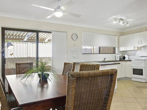 DAVIES STREET MOLLYMOOK 4 / 14 - Tourism Caloundra 2