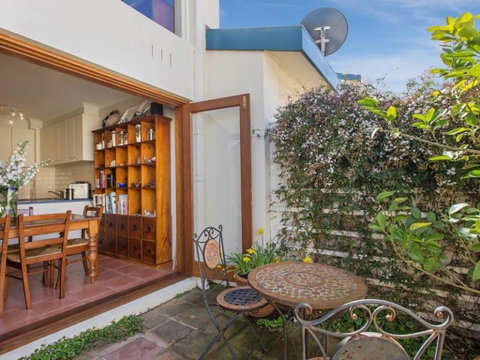 SEAVIEWS MORNINGTON.... - Tourism Caloundra 3