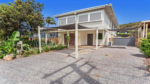 Sounds Of Sunshine 2 Downstairs Half Of House - Tourism Caloundra 5