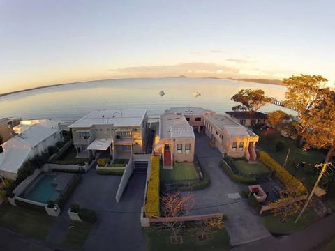 1 Seaside Splendour 137 Soldiers Point Road Beautiful Unit On The Waterfront - Tourism Caloundra 2