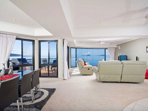 1 Seaside Splendour 137 Soldiers Point Road Beautiful Unit On The Waterfront - Tourism Caloundra 1