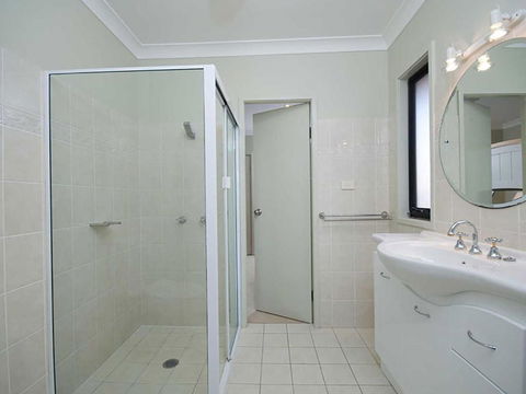 1 Seaside Splendour 137 Soldiers Point Road Beautiful Unit On The Waterfront - Tourism Caloundra 4