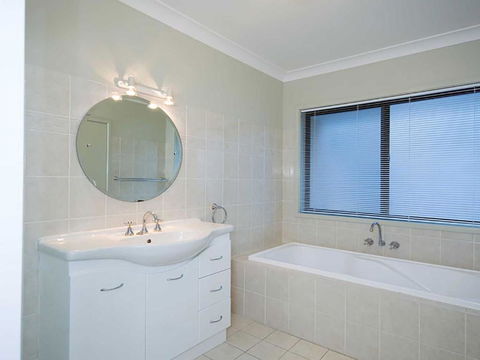 1 Seaside Splendour 137 Soldiers Point Road Beautiful Unit On The Waterfront - Tourism Caloundra 3