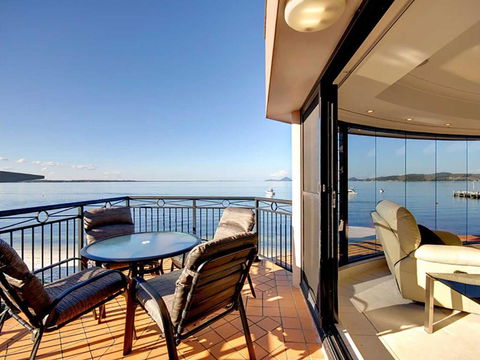 1 Seaside Splendour 137 Soldiers Point Road Beautiful Unit On The Waterfront - Tourism Caloundra 5