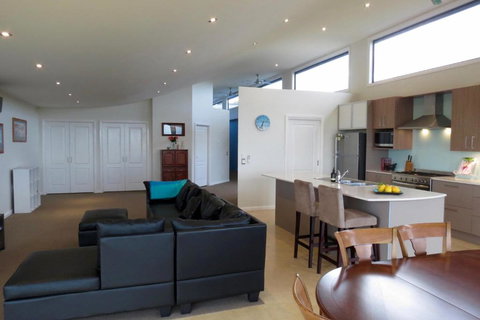 The Wave Oasis SC B & B - Tourism Caloundra 6