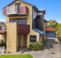 The Island Manor family seaside stay with views - Tourism Caloundra