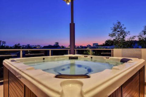 Darwin City Lights Jacuzzi - Tourism Caloundra 0