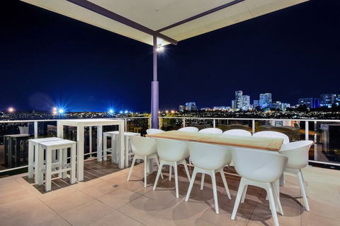 Darwin City Lights Jacuzzi - Tourism Caloundra 3