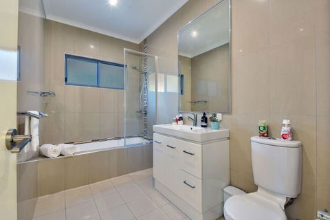 Darwin City Lights Jacuzzi - Tourism Caloundra 4