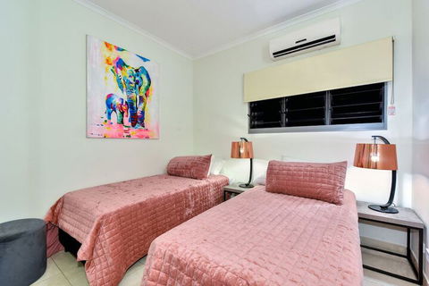Darwin City Lights Jacuzzi - Tourism Caloundra 2