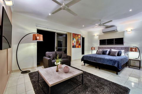 Darwin City Lights Jacuzzi - Tourism Caloundra 5