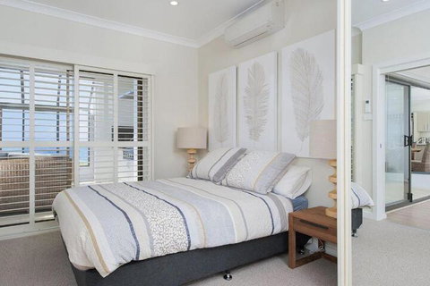 Whispering Sands 10 Sandy Point Road Luxury Waterfront Home With Aircon WIFI & Foxtel - Tourism Caloundra 7