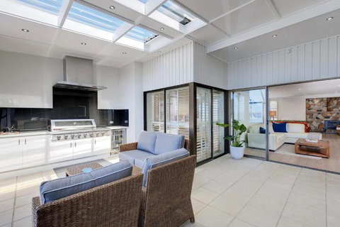 Whispering Sands 10 Sandy Point Road Luxury Waterfront Home With Aircon WIFI & Foxtel - Tourism Caloundra 6