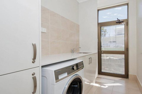 Whispering Sands 10 Sandy Point Road Luxury Waterfront Home With Aircon WIFI & Foxtel - Tourism Caloundra 3