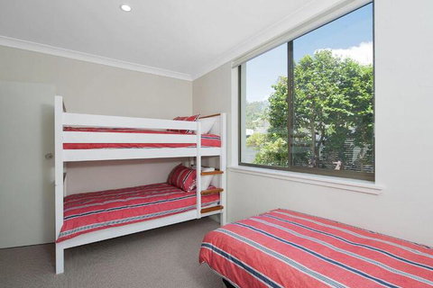 Whispering Sands 10 Sandy Point Road Luxury Waterfront Home With Aircon WIFI & Foxtel - Tourism Caloundra 2