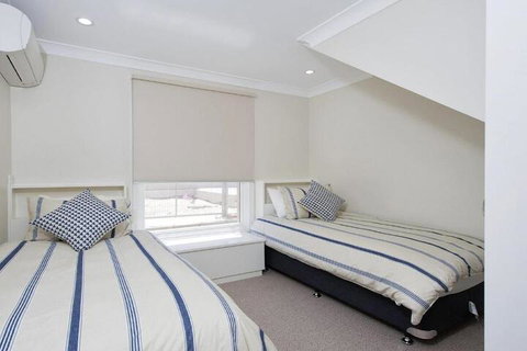 Whispering Sands 10 Sandy Point Road Luxury Waterfront Home With Aircon WIFI & Foxtel - Tourism Caloundra 4