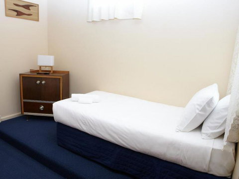 Amara Springs Guest House - Tourism Caloundra 3