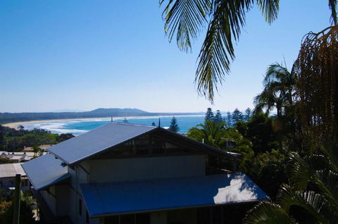 LaMaison De Shines 13 Dulconghi Street - Tourism Caloundra 5