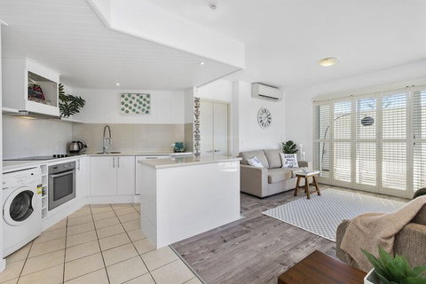 Resort On The Beach 1219 / 20 - Tourism Caloundra 3