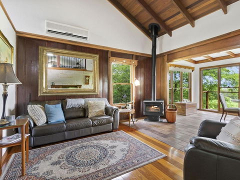 CHRISTOPHERS COTTAGE - Tourism Caloundra 1