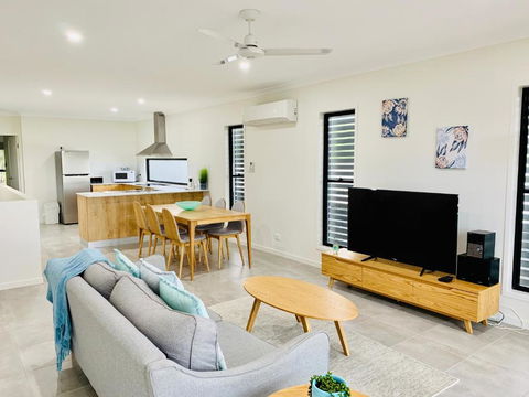 DAYDREAMING Airlie Beach Water Views & Only 200m To Boardwalk. - Tourism Caloundra 1
