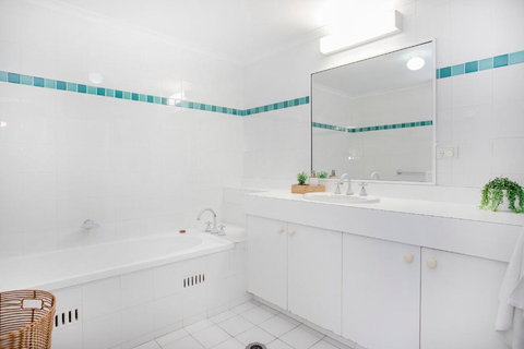 Ocean Breeze Fathoms 3 - Tourism Caloundra 6