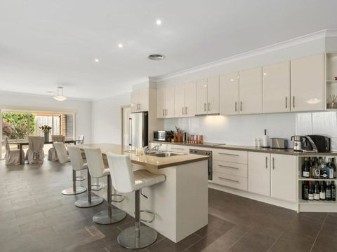 THE LOCH SURFSIDE WIFI NETFLIX PET FRIENDLY (OUTSIDE ONLY) - Tourism Caloundra 2
