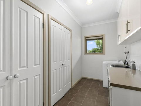 THE LOCH SURFSIDE WIFI NETFLIX PET FRIENDLY (OUTSIDE ONLY) - Tourism Caloundra 3