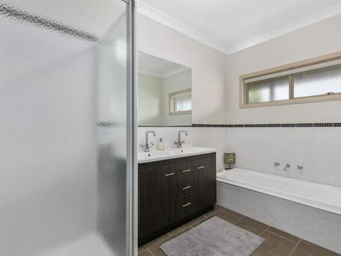 THE LOCH SURFSIDE WIFI NETFLIX PET FRIENDLY (OUTSIDE ONLY) - Tourism Caloundra 1