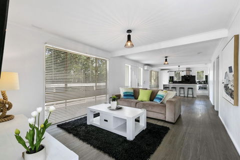 Beauty AND THE Peace - Inlet Side - Tourism Caloundra 1