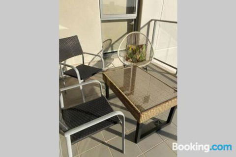 SKY GARDENS SUNSET RIVER VIEW NETFLIX WINE PARKING - Tourism Caloundra 3