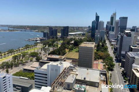 SKY GARDENS SUNSET RIVER VIEW NETFLIX WINE PARKING - Tourism Caloundra 4