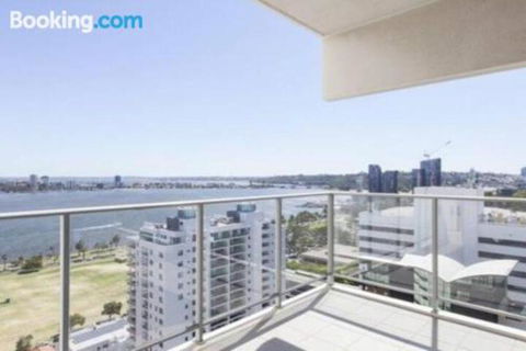 SKY GARDENS SUNSET RIVER VIEW NETFLIX WINE PARKING - Tourism Caloundra 1