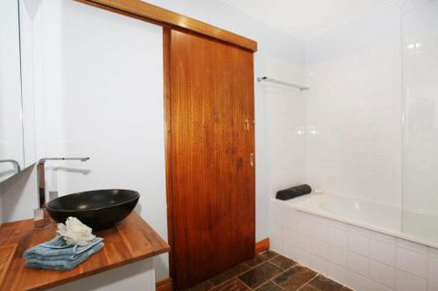 BEACH SHOPS & FABULOUS VACATION HOME! - Tourism Caloundra 0
