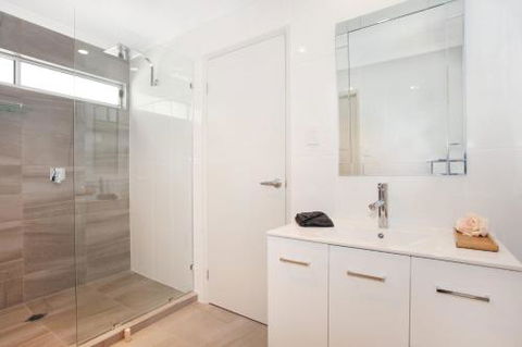BEACH SHOPS & FABULOUS VACATION HOME! - Tourism Caloundra 3