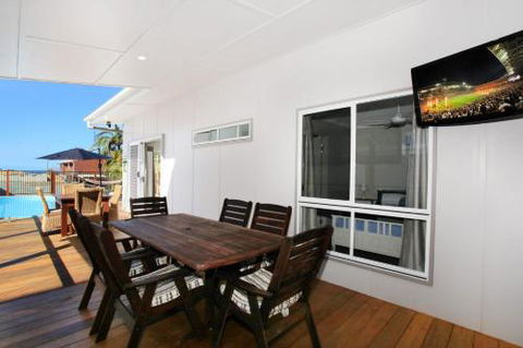BEACH SHOPS & FABULOUS VACATION HOME! - Tourism Caloundra 1