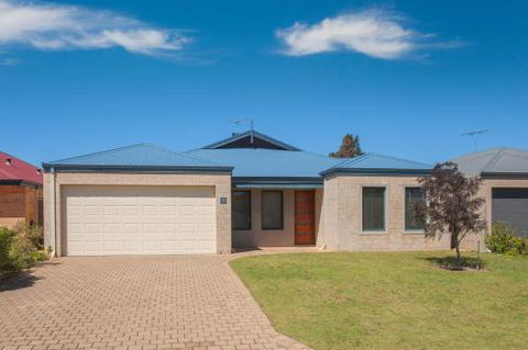Acrosstheway - Tourism Caloundra 0