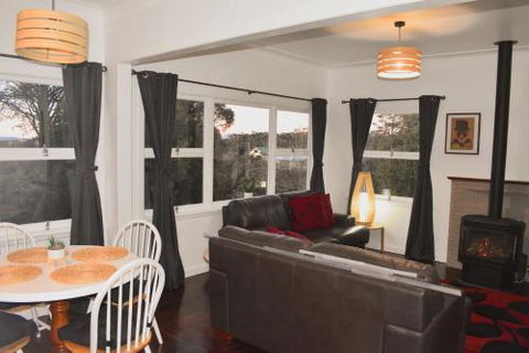 NEW Winston Cottage Leura Views & Location - Tourism Caloundra 1