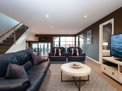 Venabu On Garuwa 20 Garuwa Street Spectacular House With Fabulous Views - Tourism Caloundra 3